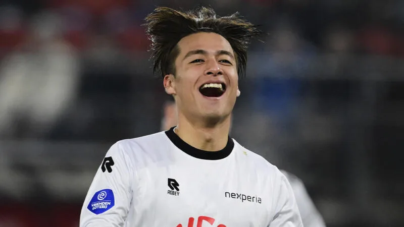 佐野航大、PSVデビュー戦でまさかの“名前間違い”！チームメイトを「ティル・グウス」と呼んじゃった