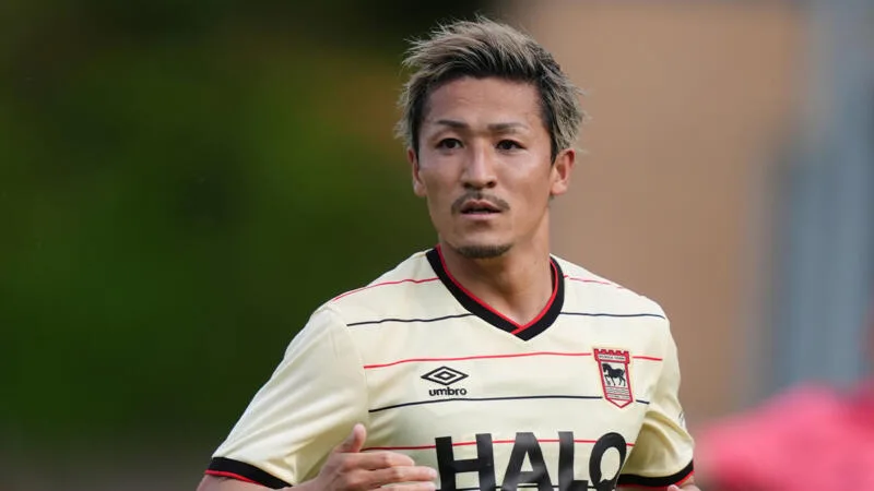 前田大然、脚の裂傷写真が話題！イプスウィッチ加入後初出場で見せた奮闘と負傷の真相