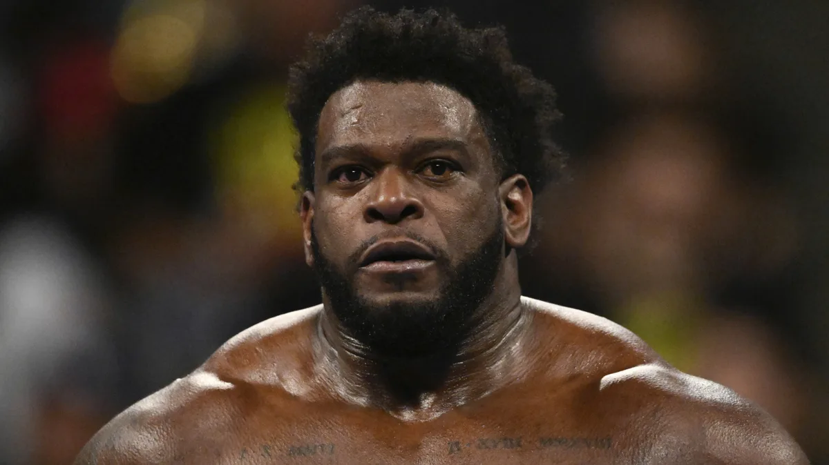 【WWE】ロイス・キーズが担架搬送！ジェイコブ・ファトゥの暴行にレインズも反応