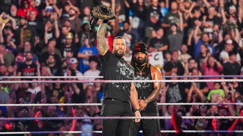 【WWE RAW】ソロ・シコアがロマン・レインズを裏切り！サモアン・スパイク炸裂の衝撃